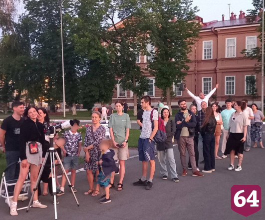 Саратовцы в телескоп наблюдали за сближением Венеры и Юпитера